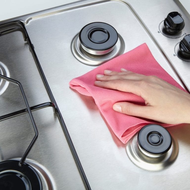 Inox em fogões: cuidados com a limpeza que preservam a eficiência e reduzem o consumo